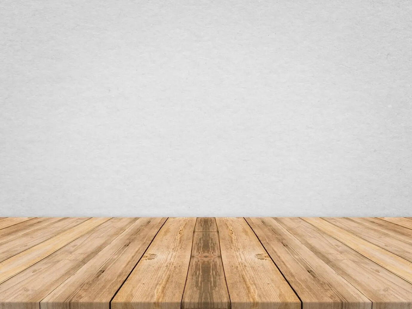 Hölzerne Tischplatte vor einer Wand mit tropischer Papiertextur, Mockup-Vorlage zur Präsentation eines Produkts, Geschäftspräsentation.